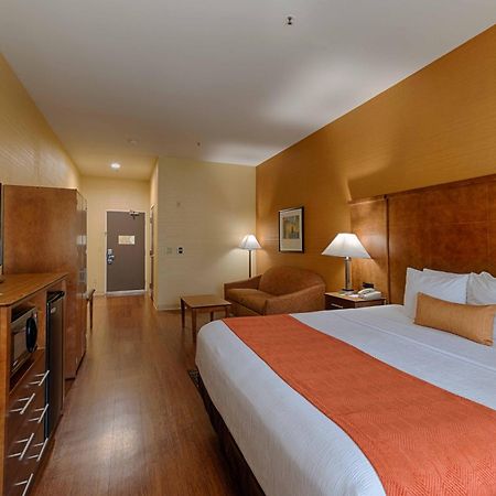 Best Western Plus Delta Inn & Suites Oakley Eksteriør billede