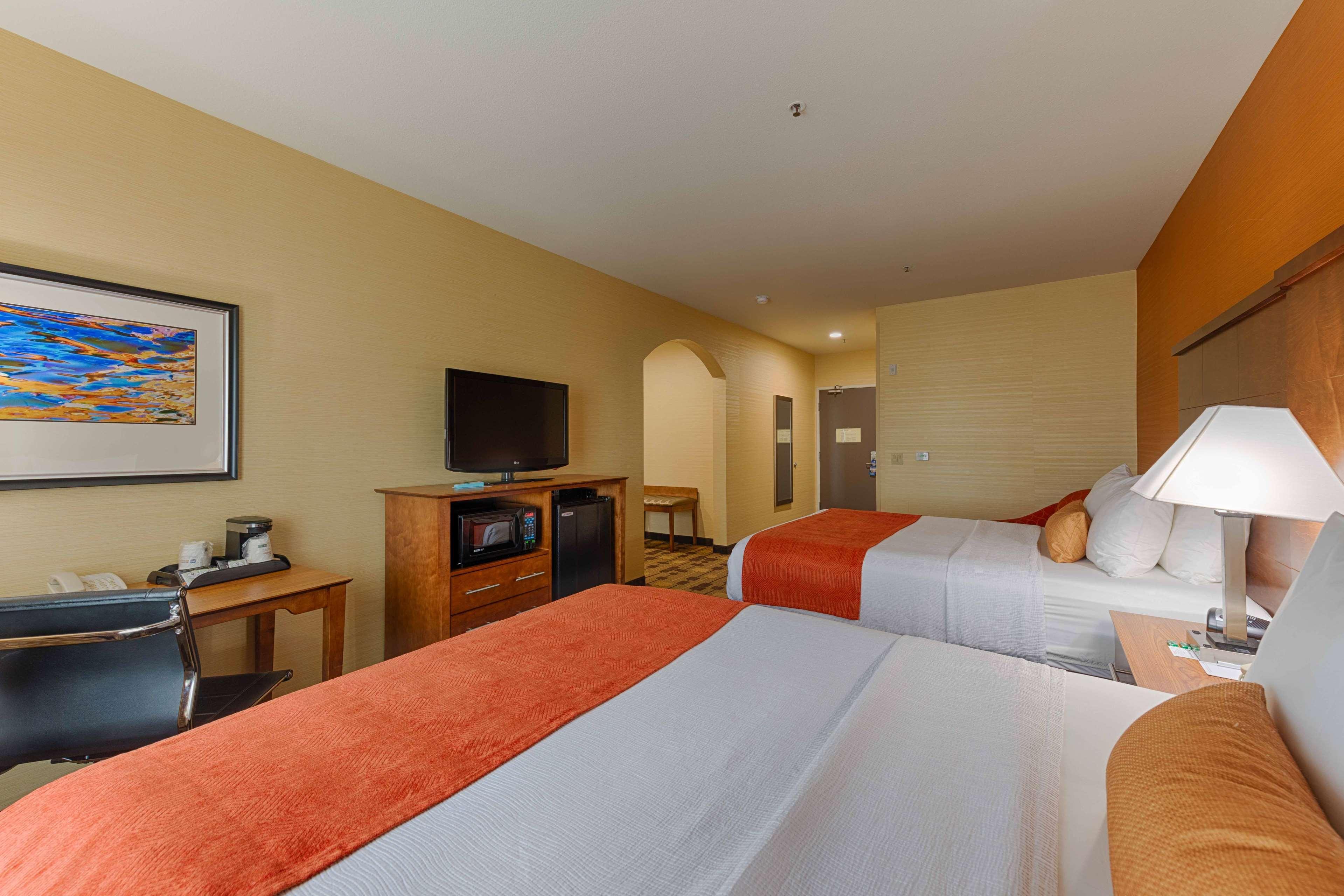 Best Western Plus Delta Inn & Suites Oakley Eksteriør billede