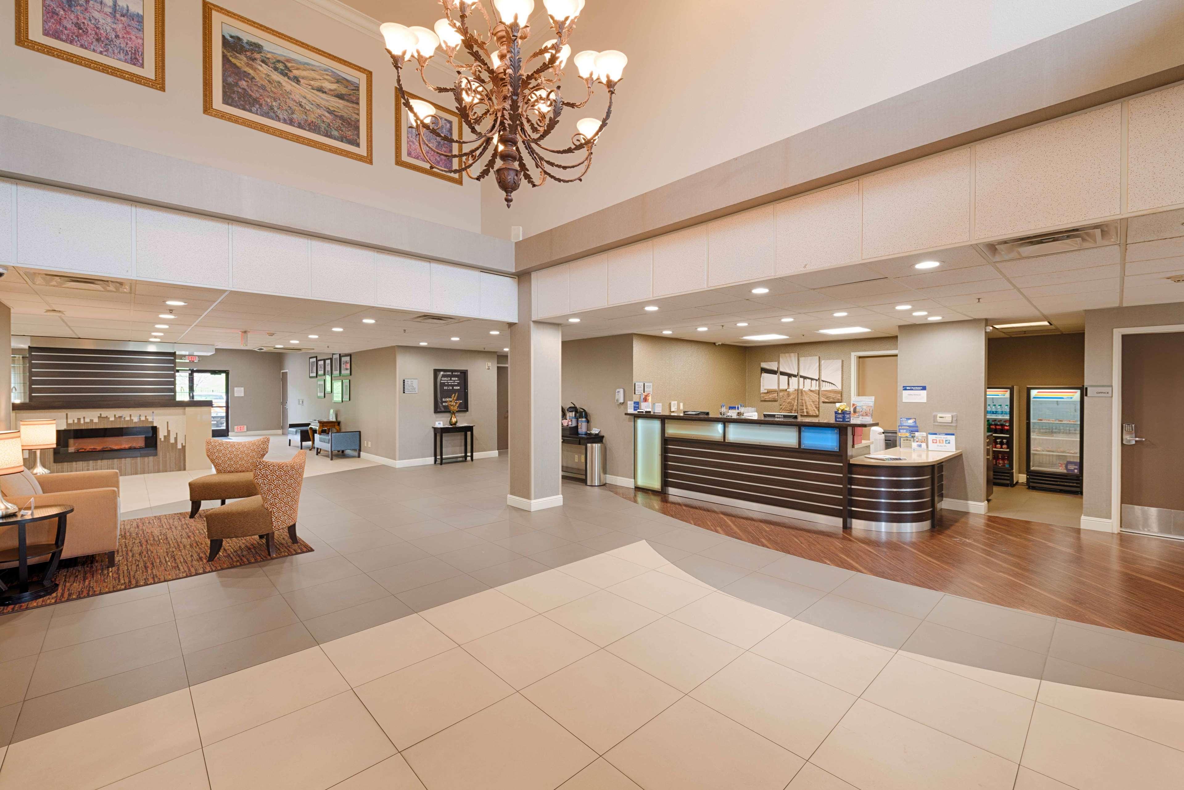 Best Western Plus Delta Inn & Suites Oakley Eksteriør billede