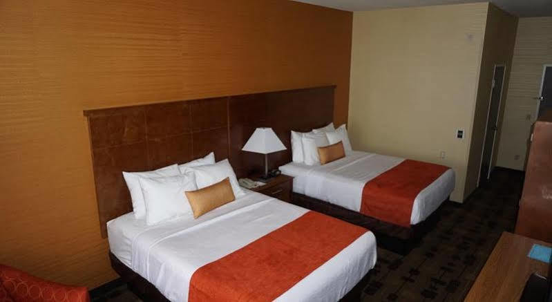 Best Western Plus Delta Inn & Suites Oakley Eksteriør billede