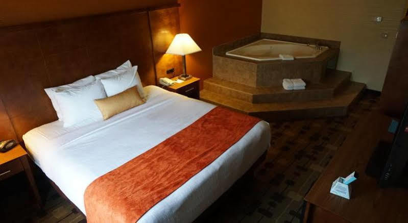 Best Western Plus Delta Inn & Suites Oakley Eksteriør billede