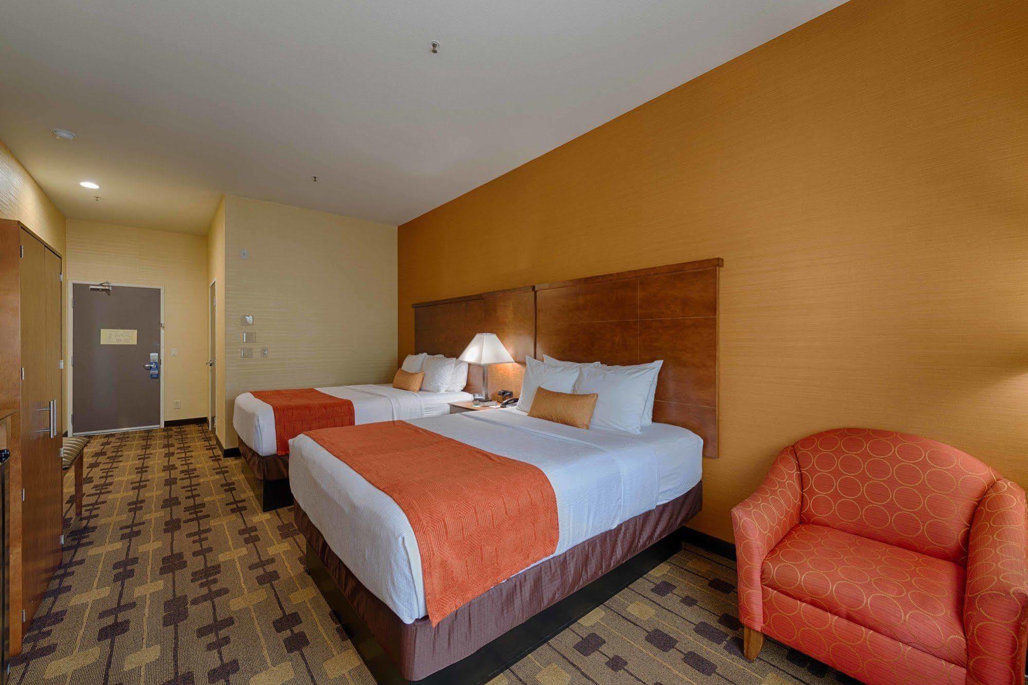 Best Western Plus Delta Inn & Suites Oakley Eksteriør billede