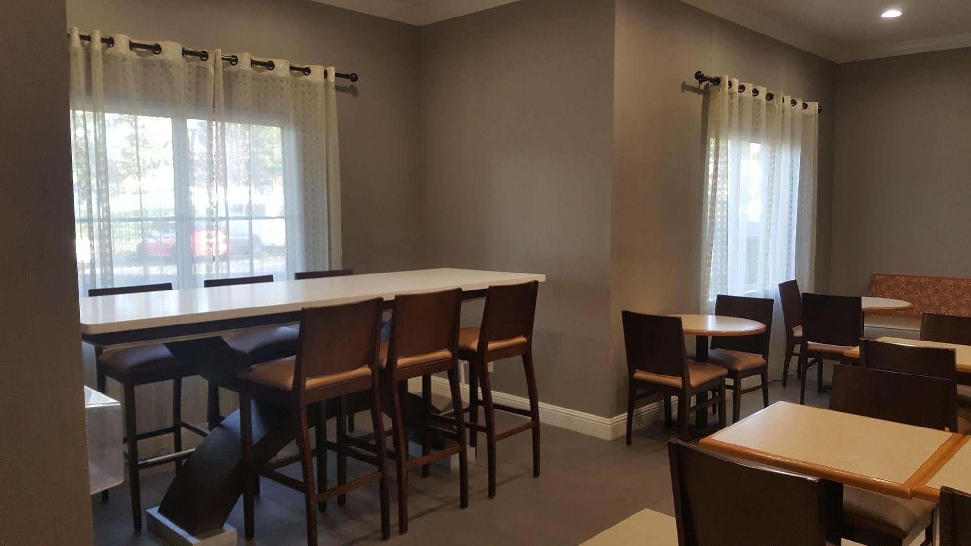 Best Western Plus Delta Inn & Suites Oakley Eksteriør billede